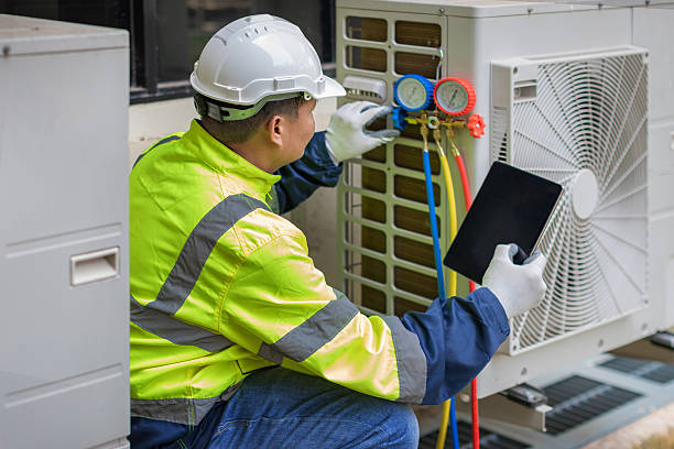 Professional Hvac Installation technician working in Hampton, IA